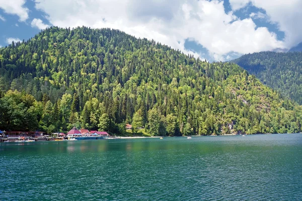 Vue sur le lac et les montagnes de Rits en Abkhazie en été ensoleillé — Photo