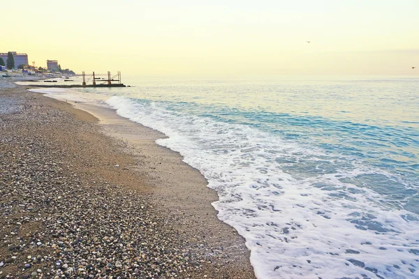Abházia, Gagra város, a strand, a reggel. — Stock Fotó