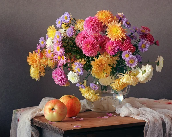 秋の静物リンゴと菊の花束. — ストック写真