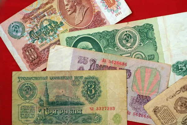 Billets russes anciens soviétiques : 1, 3, 10, 25, 50 roubles sur un b rouge — Photo