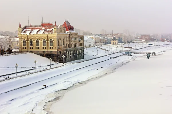 Зима, город Рыбинск, река Волга, мемориальный комплекс . — стоковое фото