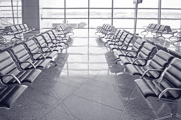 Poczekalni na lotnisku. Monochromatyczny. — Zdjęcie stockowe