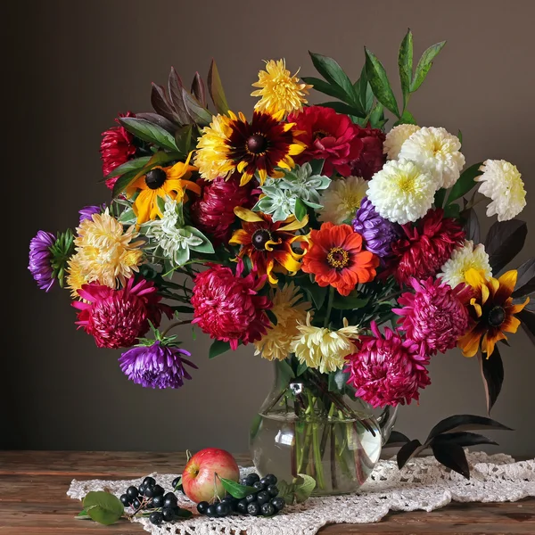 Stilleven met najaar bloemen, apple en bessen — Stockfoto