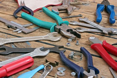 Bir ahşap zemin üzerinde araçları.