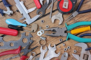 Bir ahşap zemin üzerinde araçları.