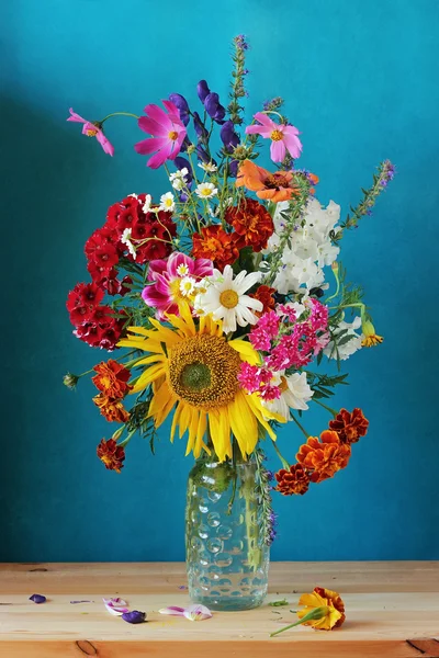 瓶の中の夏の花束のある静物 — ストック写真