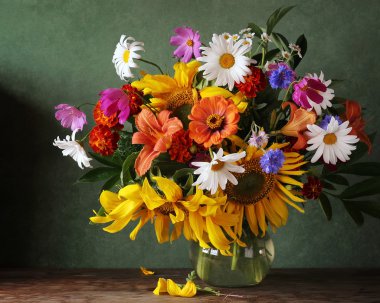 Natürmort ayçiçeği, camomiles ve diğer flo bir buket