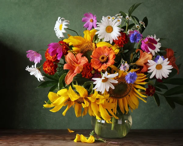 Natürmort ayçiçeği, camomiles ve diğer flo bir buket