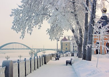 Kış, şehir Rybinsk, Volga Nehri dolgu.