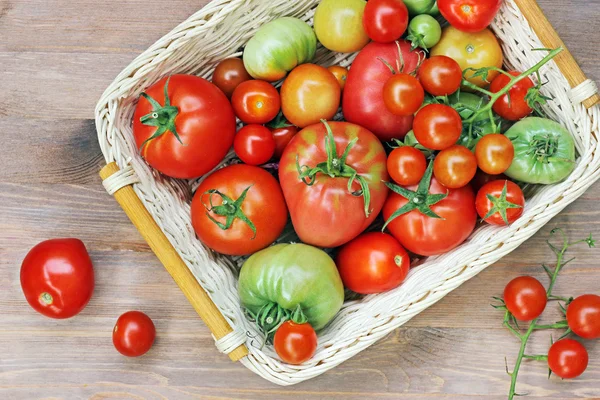 Tomaten im Korb, die Ansicht von oben. — Stockfoto