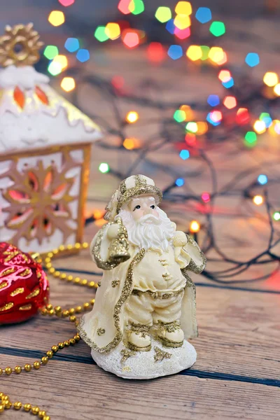 New Year's still life with Santa's figure and a garland. — Stock Photo, Image