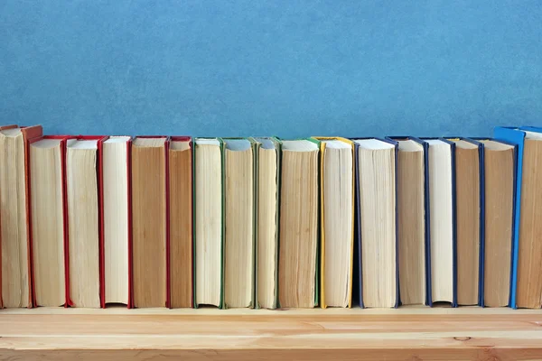 Böcker på hyllan. — Stockfoto