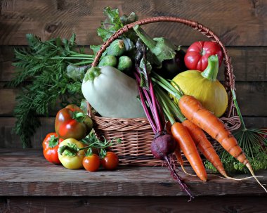 Sepette taze sebzeler.