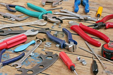 Bir ahşap zemin üzerinde araçları.