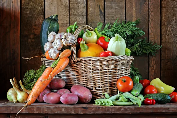 Frisches Gemüse im Korb. — Stockfoto