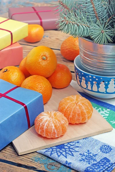 New Year's Stilleven met tangerines en Spar-takken. — Stockfoto