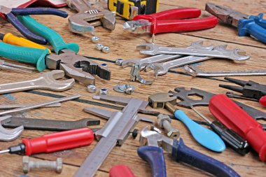 Bir ahşap zemin üzerinde araçları.