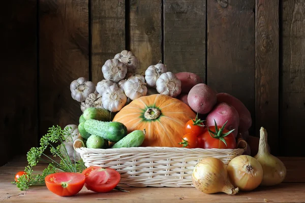 Stilleven, groenten in een mand. — Stockfoto