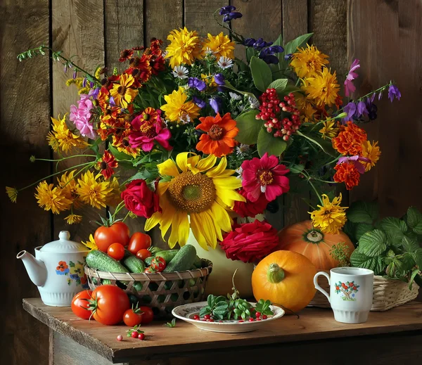 Stilleben med blommor och grönsaker. Augustus. — Stockfoto
