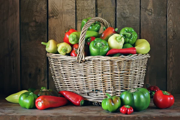 Verduras en una canasta. Pimienta . — Foto de Stock