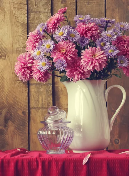 Still life with a bouquet of pink and violet chrysanthemums a wh — Stock Photo, Image