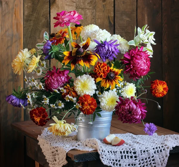 Herbststilleben mit Blumen. — Stockfoto