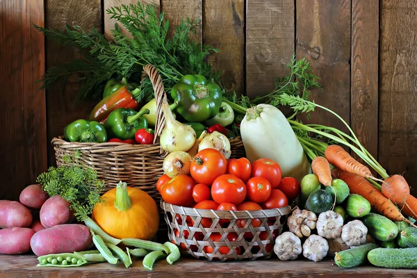 Frisches Gemüse im Korb. Lebensmittel. — Stockfoto