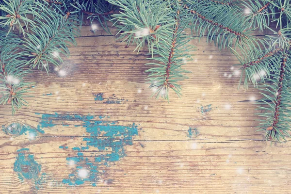 Yeni yıl arka plan üzerinde ahşap katındaydım köknar ağacı dalları ile — Stok fotoğraf