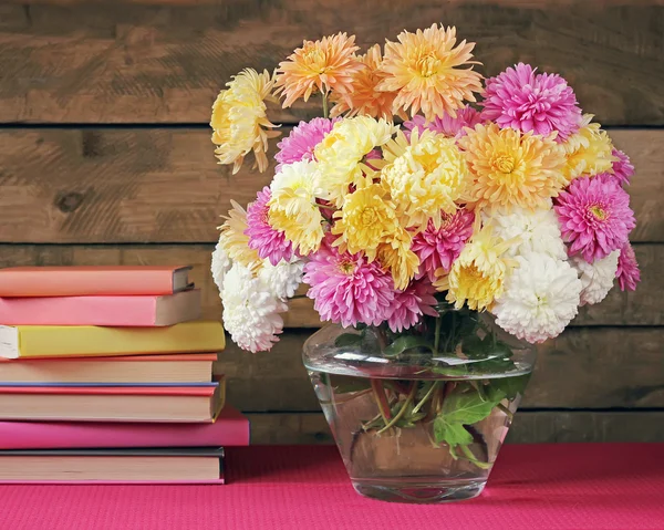 Stillleben mit einem Strauß Chrysanthemen in einer transparenten Vase — Stockfoto