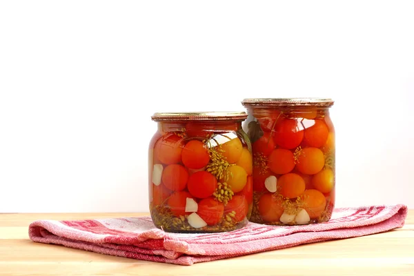 Los tomates cherry conservados en frascos de vidrio — Foto de Stock