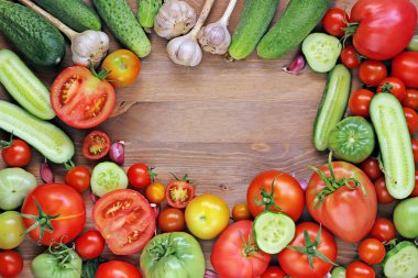 Taze salatalık ve domates bir tabloda, üstten görünüm. Conservat