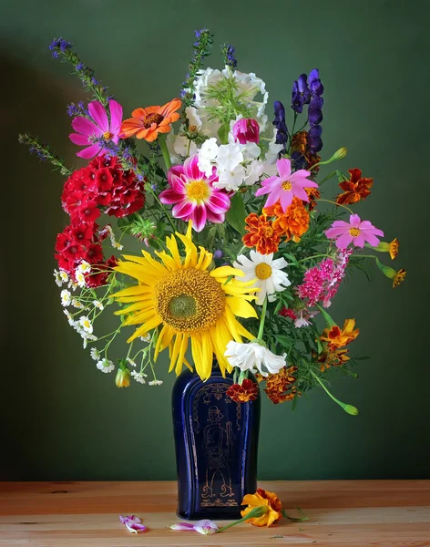 Still life with a bouquet  on a green background. — Stock Photo, Image