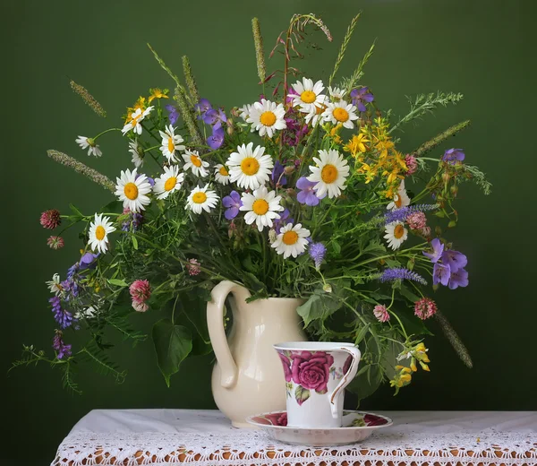 야생화 꽃다발 과 함께 아직 도살아 있다 — 스톡 사진