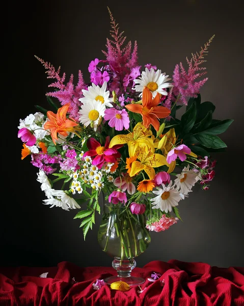 Stillleben mit einem Strauß gepflegter Blumen in einem transparenten — Stockfoto