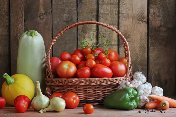 Légumes dans un panier. Nourriture, nature morte . — Photo