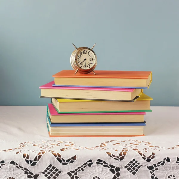 Bodegón con libros y reloj despertador . — Foto de Stock