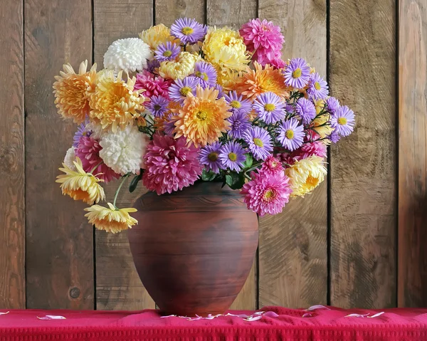 Bukett med rosa och lila krysantemum. — Stockfoto