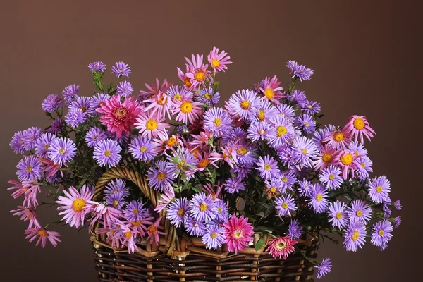 バスケットにピンクと紫の花の花束. — ストック写真
