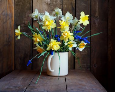 Natürmort emaye içinde sarı narcissuses bir buket 