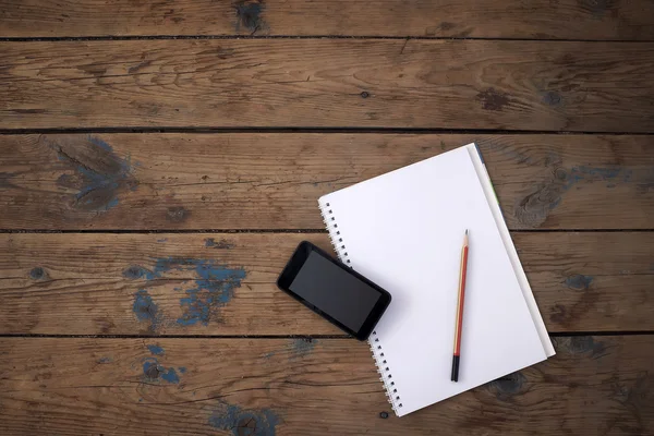 Not kağıt, kalem ve bir ahşap zemin, t üstünde hareket eden telefon — Stok fotoğraf