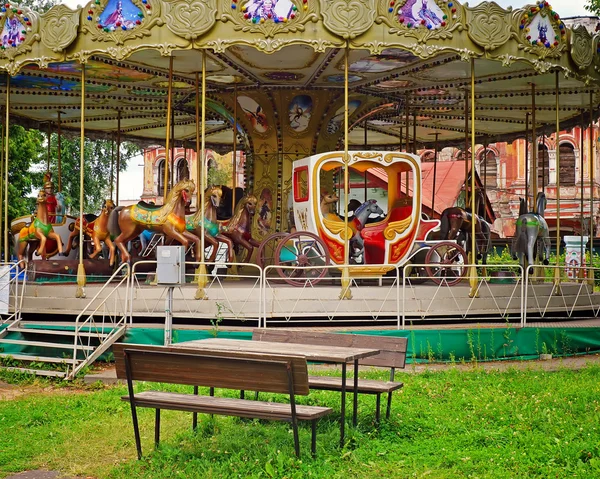 Big roundabout with horses in the square in the city of Rybinsk. — Stock Photo, Image