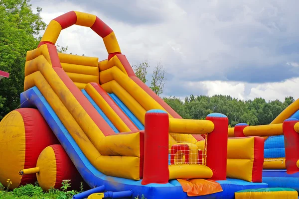 Rybinsk şehir meydanında büyük şişme trambolin. 