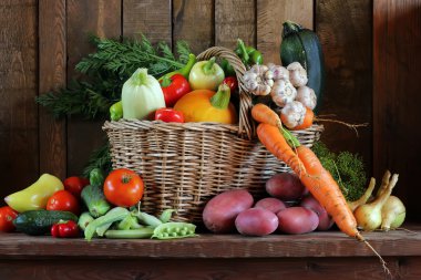 Taze sebze bir sepeti. Natürmort. Gıda.