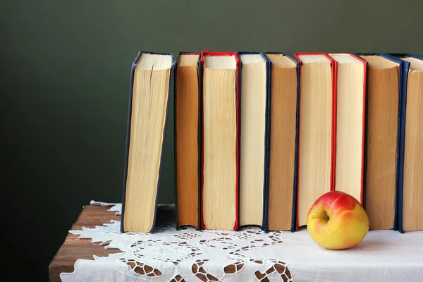 Los libros cierran sobre una mesa con un paño blanco . — Foto de Stock