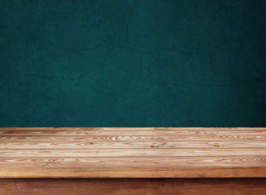 Ahşap masa mavi bir duvara.