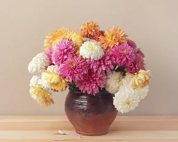 Bouquet from  chrysanthemums in a clay jug. — Stock Photo, Image