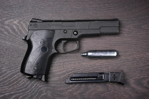 Pistola pneumatica nera su sfondo scuro . — Foto Stock