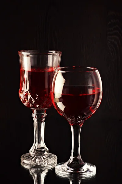 Deux verres avec du vin sur un fond sombre . — Photo