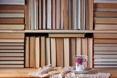 Fincan çay kitaplar karşı. Kitap raf.