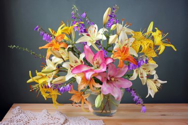 Natürmort lilyum buketi ile.